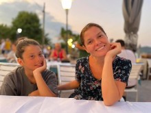 Дъщерята на Алекс Сърчаджиева одра кожата й