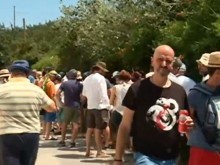 Големи опашки в Гърция: Българите избраха гласуването пред плажа