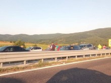 Селянията на АМ "Тракия" продължава! 7 автомобила се натресоха във верижна катастрофа