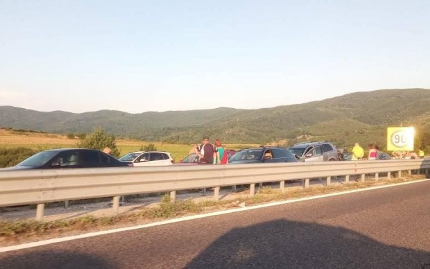Фейсбук
Верижна катастрофа между седем автомобила на автомагистрала Тракия. Пострадал е