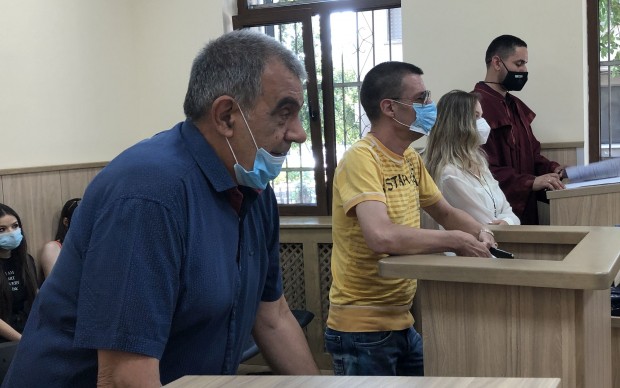 Обвиняем за палеж на заведение в Кючука се прави на интересен заради стажантки, адвокатът му полудя