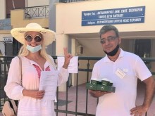 Нелина гласува в Гърция: Пред избирателната секция все скъпи возила и всичките български!