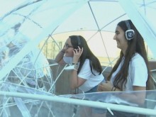 Необичаен концерт в Барселона: В балони със слушалки