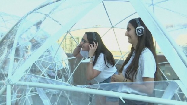 Концерт в балон и със слушалки – необичайното предложение идва