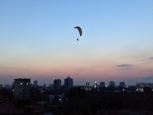 Пловдивчанин: Този парапланерист лети твърде ниско и вдига много шум