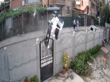 Брутално видео! Вижте как тези жени едва се спасиха след ужасяваща катастрофа
