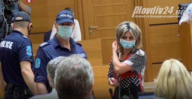 Вижте как полицаи влизат в ОбС Пловдив и глобяват политици!