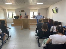 Ученици от Търговската проведоха практиката си в Районния съд