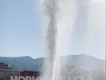 Спукан водопровод образува 25-метров воден стълб в столицата