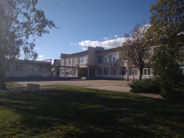 Финансов ревизор влиза в училището в Житница