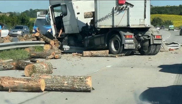 Виждам те КАТ-Варна
Камион, натоварен с дърва, се обърна по магистрала