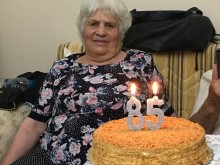 Внучка издирва близначката на своята "баба-слънце"