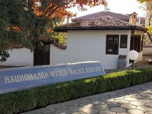 Студенти от Пловдивския университет подреждат изложба с постери в Националния музей на Апостола в Карлово