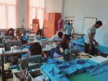 Ученици ушиха и дариха чаршафи за новородени в МБАЛ - Асеновград