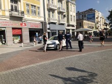 И това не се беше виждало в Пловдив: Румънска кола се озова насред Главната