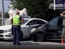 "Мерцедес" направи безумна маневра и предизвика катастрофа на натоварен булевард в Пловдив
