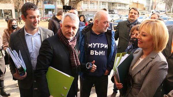 "Изправи се! Мутри вън!" вече се казват "Изправи се! Ние идваме"