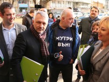 "Изправи се! Мутри вън!" вече се казват "Изправи се! Ние идваме"