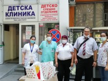 Посолството на САЩ изненада с подаръци децата в две клиники на УМБАЛ "Свети Георги" - Пловдив