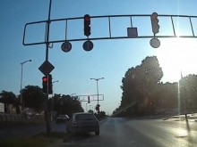 Шофьорка мина на червено в Пловдив, оправданието ѝ е нелепо