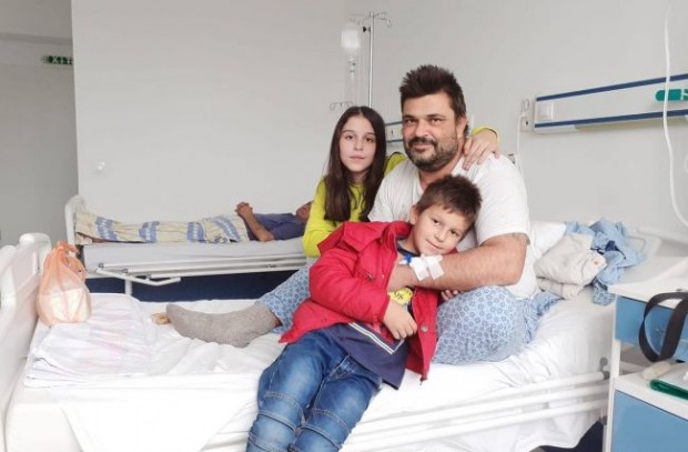 Светлозар Дончев е 46 годишен самотен баща диагностициран с тежко сърдечносъдово заболяване