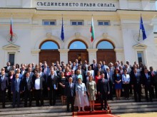 Без ГЕРБ и "Има такъв народ" на общата снимка пред Народното събрание