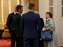 Татяна Дончева се появи в Народното събрание с чанта за 4 хил. лева