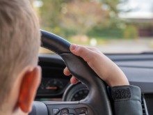 10-годишно дете подкара кола и се блъсна в стена на жилищна сграда