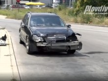 Вижте какви са щетите на този "Мерцедес", който отне предимство и се блъсна в "Ауди"