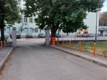Бариера в двора на пловдивска болница предизвика гнева на живущите наоколо