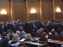 ГЕРБ напусна пленарната зала след скандал за полицейско насилие