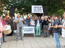 Протестиращи пред президентството поискаха оставката на шефа на НЗОК