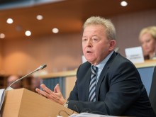 Новият кандидат за агрокомисар не си взе изпита