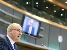 Хоган твърдо подкрепя таваните 