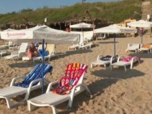 Няма такъв цирк! Туристите в Поморие се "бият" за чадъри и шезлонги
