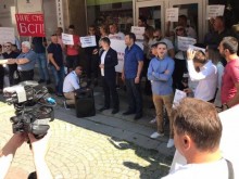 Протест пред централата на БСП, поискаха оставката на Нинова