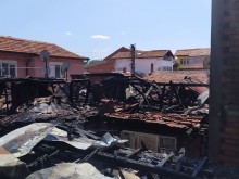 Голям пожар изпепели няколко къщи в Шекер махала