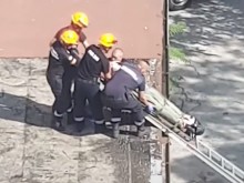 Пожарникари свалиха труп на млад мъж от козирка на блок в Кючука! (18+)