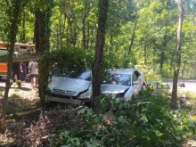 Два автомобила се забиха жестоко в крайпътни дървета до Приморско, има пострадали