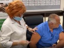 Борисов се ваксинира, показа целия процес на живо във Фейсбук