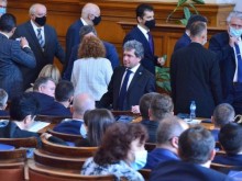 Исторически миг – като целувката на Станишев и Местан. 21 партии зад правителство на "Има/ло такъв народ"