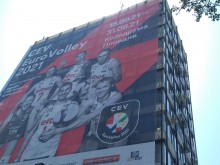 "Опаковаха" фасадата на Партийния дом в Пловдив
