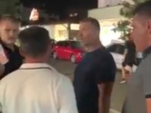 Брутални сцени пред ресторант на морето! Бизнесмен към клиент - "Ако ти шибна един", "Ще ти изкъртя зъбите", "Идиот"