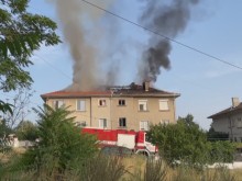 Пламна покрив на многофамилна къща в Карлово