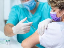 МЗ: Ваксинираните могат също да се заразят с COVID-19, но ще се разминат само с тези оплаквания