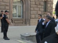 Протестиращи освиркаха "Има такъв народ" докато излизаха от президентството