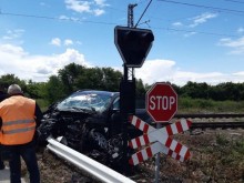 Влак помете автомобил на жп прелез, има загинал