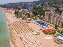 Туристка се напи лошо, скочи на полицаи на Златните