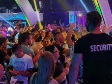 Екшън между охранители и клиенти в дискотека в СПА столицата