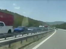 20 км задръстване по АМ "Тракия"! Водач: Шофьорите на тирове са безумци!